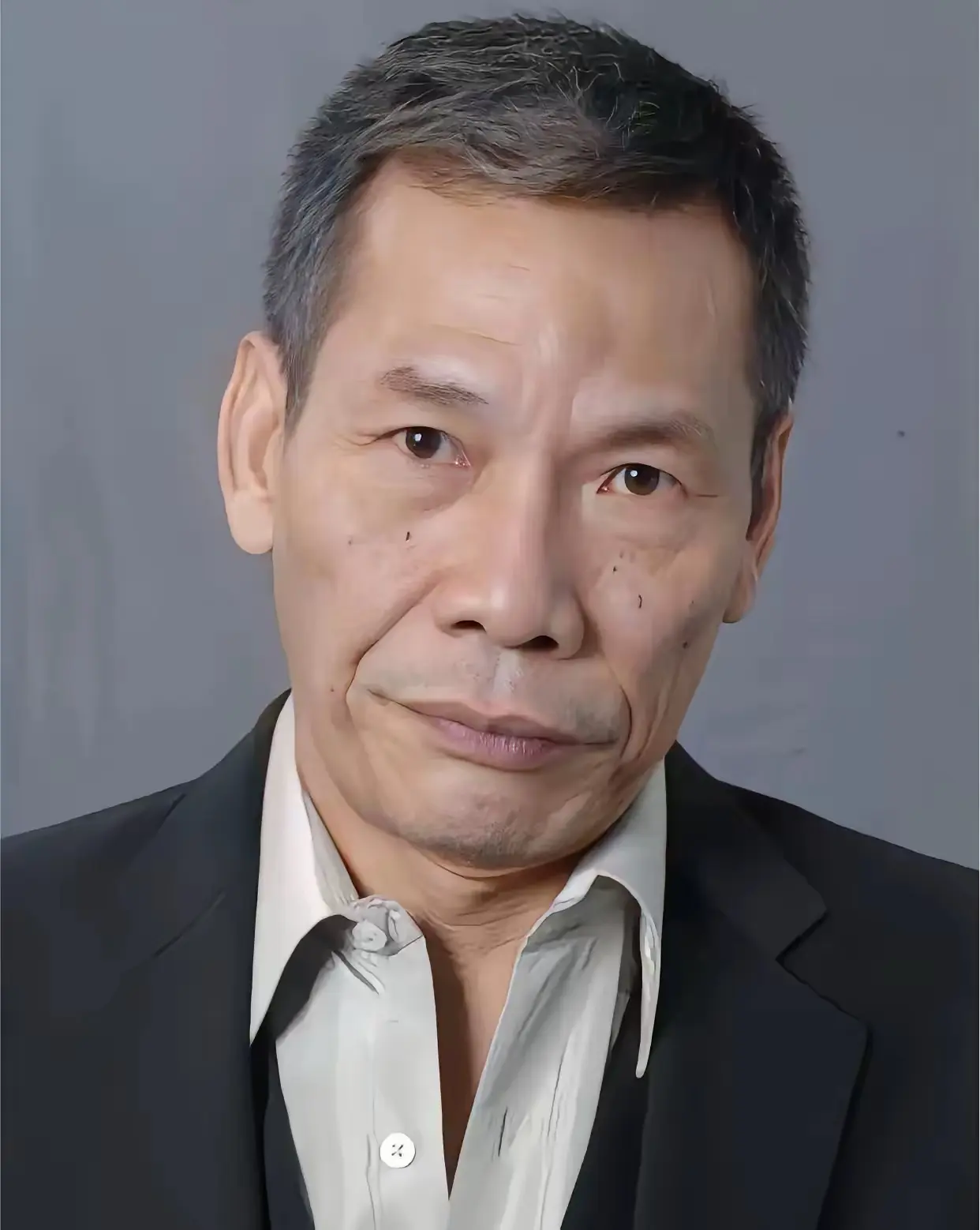 他是香港著名的影视男演员，龙虎武师，动作指导，他曾在《倚天剑屠龙刀》中饰演韦一笑