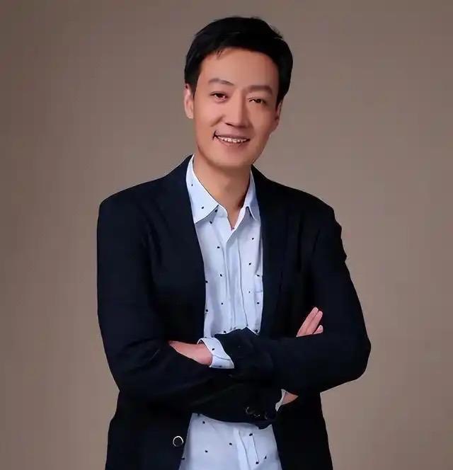 辛柏青说，我跟媛媛也会吵架，一吵架，我就会砸东西。



这种情绪的爆发并非偶然
