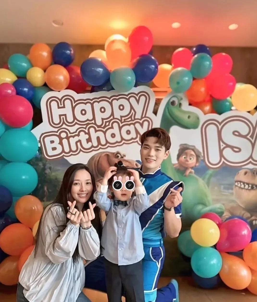 郭碧婷儿子三岁生日宴曝光，小向笙像向佐，生日待遇不如姐姐