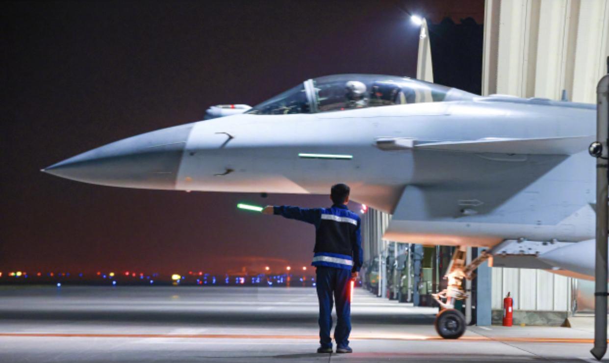 自从J-10C战斗机在“印巴空战”中取得优异的实战成绩后，央视报道的镜头变多了起