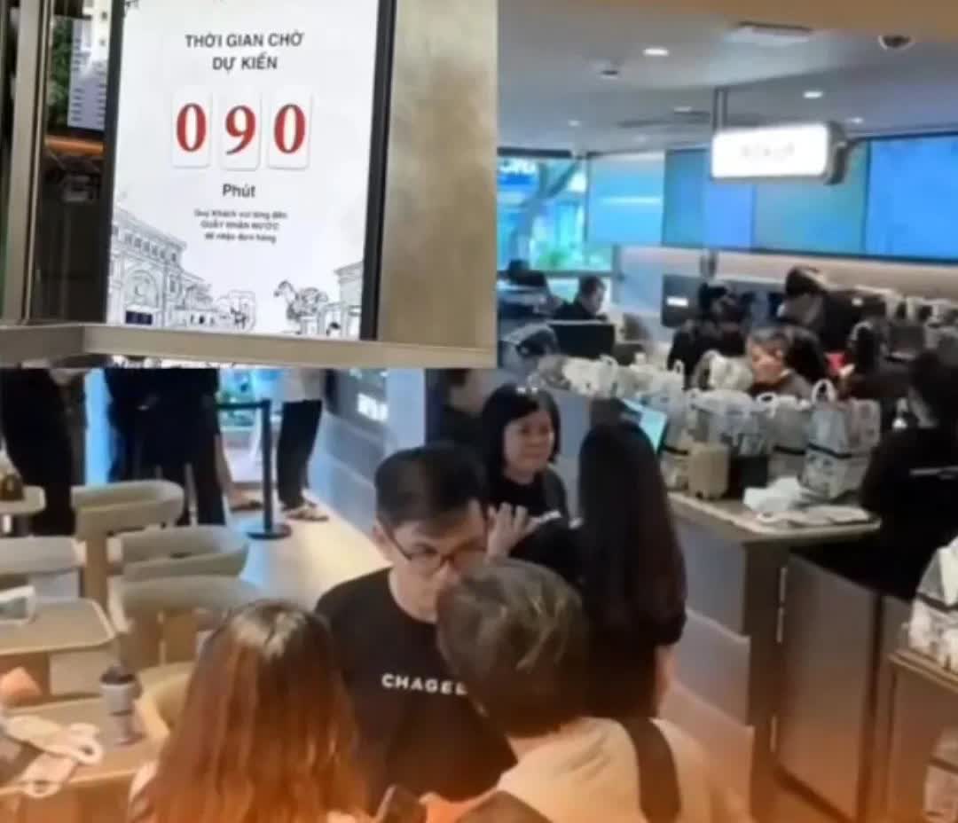 霸王茶姬在越南消沉了三个月后又静悄悄的开业了，结果店里人山人海，越南媒体各种痛心