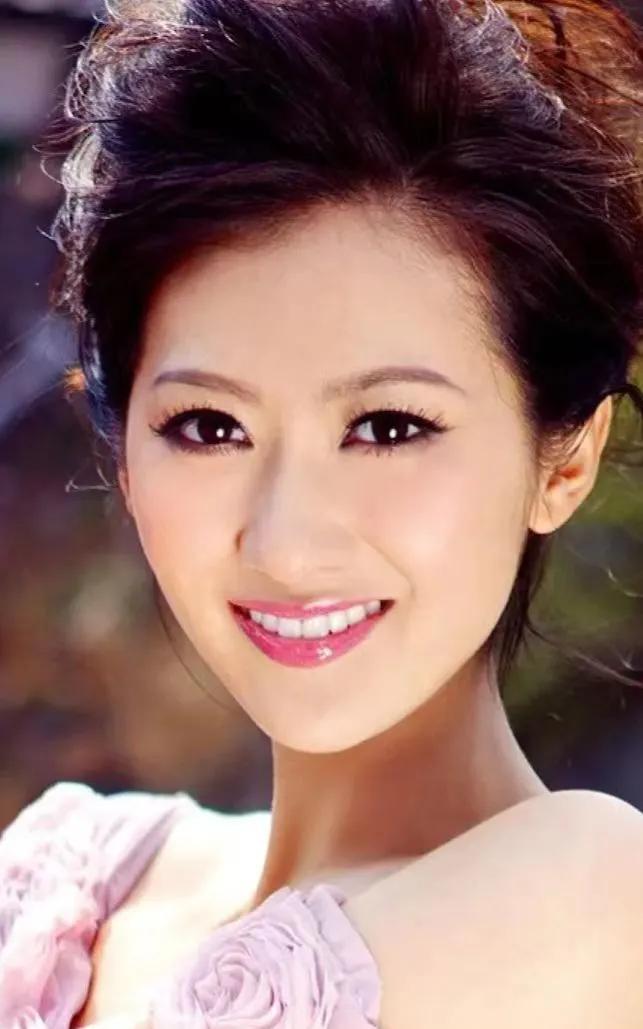 杨净如，1989年出生于云南瑞丽，毕业于中央戏剧学院。她是一位演技精湛的内地女演