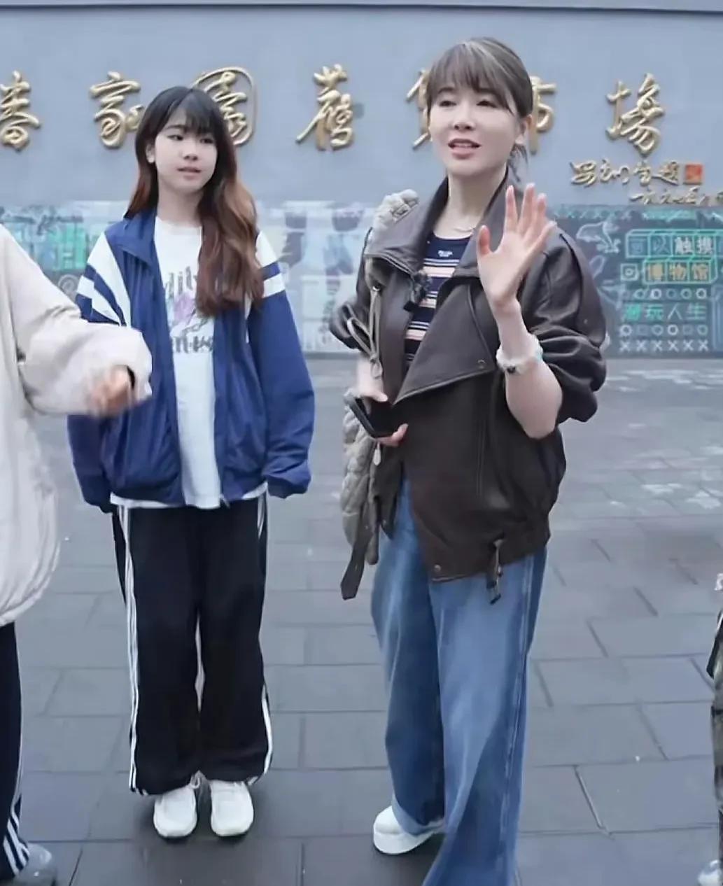 左小青带着14岁女儿逛街，结果因为砍价被网友吐槽：“明星还这么抠搜？” 人家左小