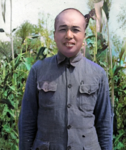 延安时期，彭德怀的一张单人照，很随和的一个人

1937 年，一张珍贵照片定格了