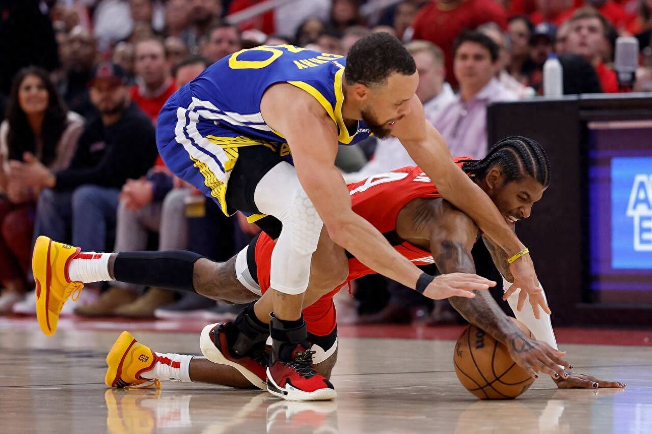 NBA季后赛继续开打，在火箭vs勇士的g3中，勇士靠着库里的带动，最终以104: