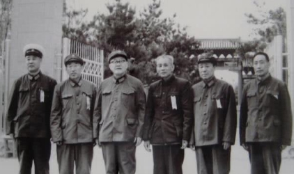 1955年，我军正式授衔前夕，贺晋年在初评时被评定为大校军衔，毛主席听后直呼：低