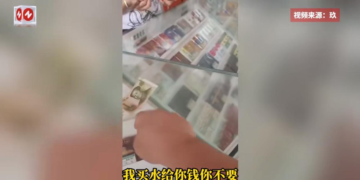 “这下后悔了吧！”6月21日，广西钦州，一女子到超市里购买了一瓶矿泉水，她拿出了