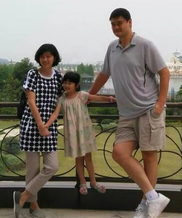 2007年，曾有人问叶莉：“嫁给身高2米多，体重400多斤的姚明是什么样的”体验