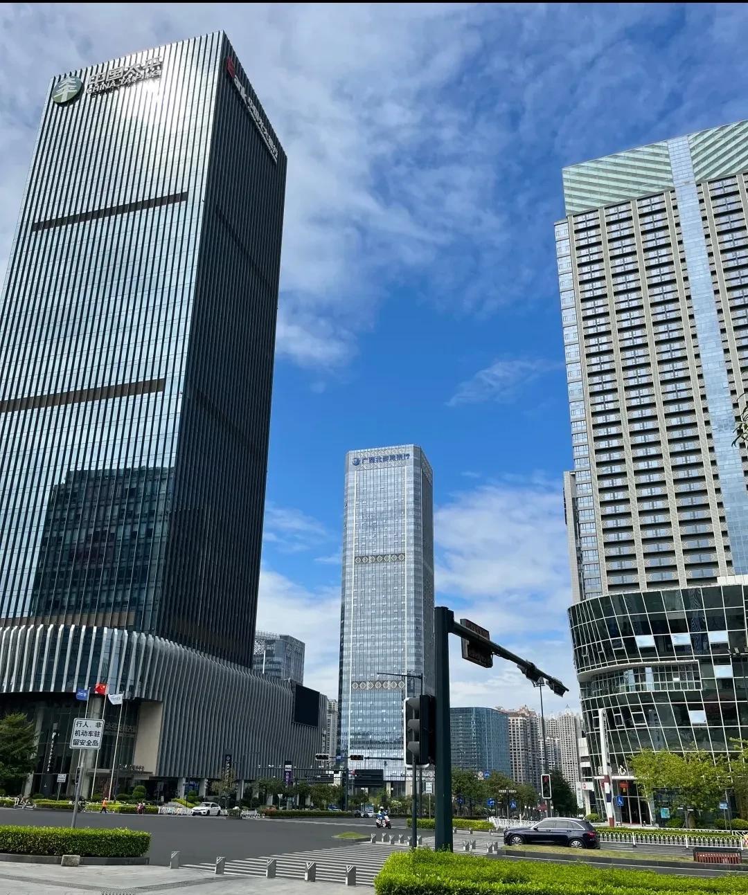 南宁果然是国际大都市，
蓝蓝的天空白白的云，
加上五象一栋栋高楼大厦，
西乡塘区