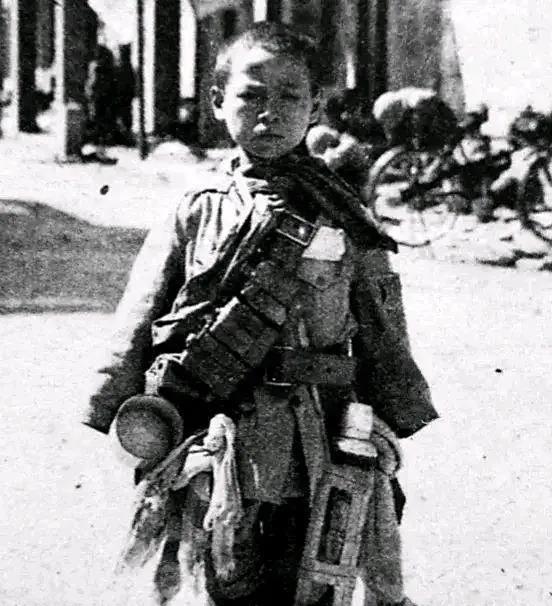 1938年10月，日本随军记者给15岁的俘虏小战士季万方拍照炫耀“战果”。
不想