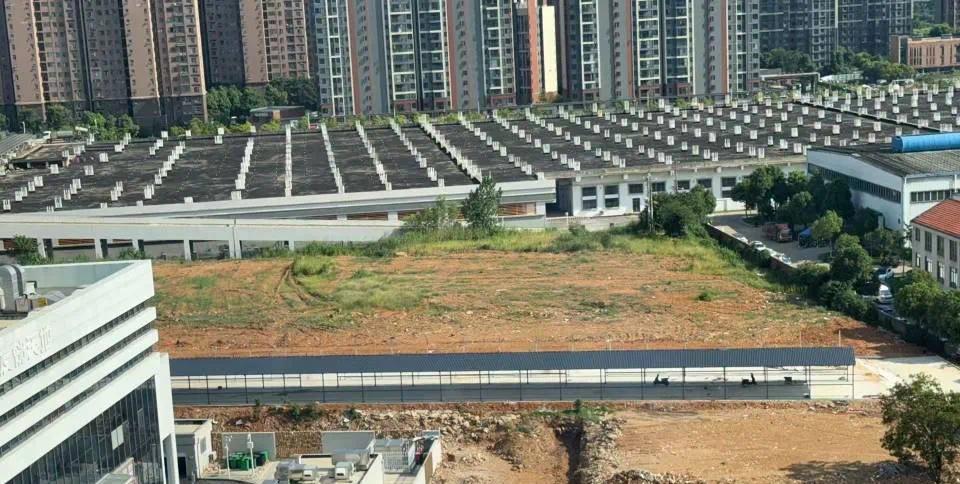 武汉城事！
近日有网友反映：
佛祖岭地铁站后面空地原规划建设绿地公园。在无任何审