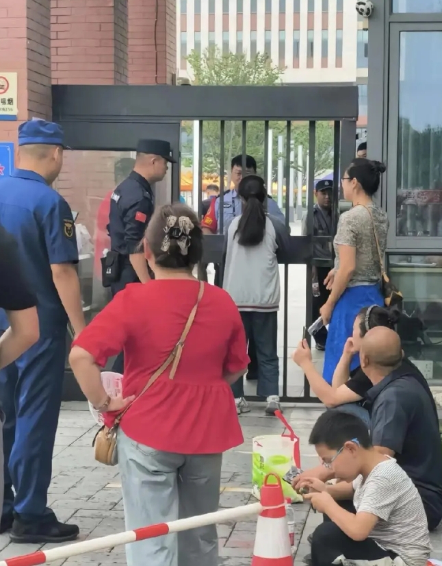最重要的英语因为迟到一分钟
150分就没了，考生急得嚎啕大哭
为了你们高考，工地