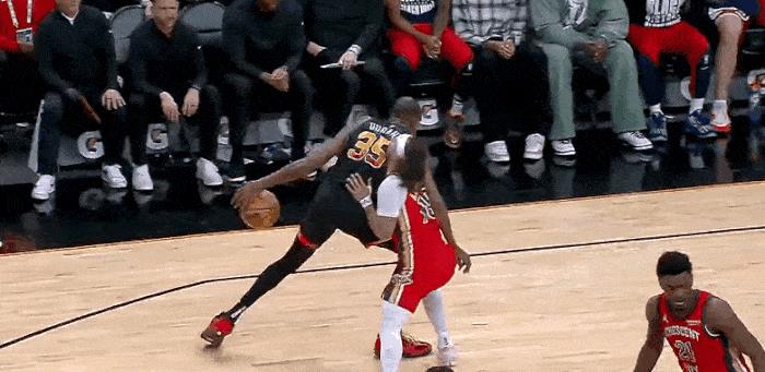 2+1！太阳虽不行但阿杜依然行！
NBA常规赛太阳对阵鹈鹕的第一节比赛中，杜兰特