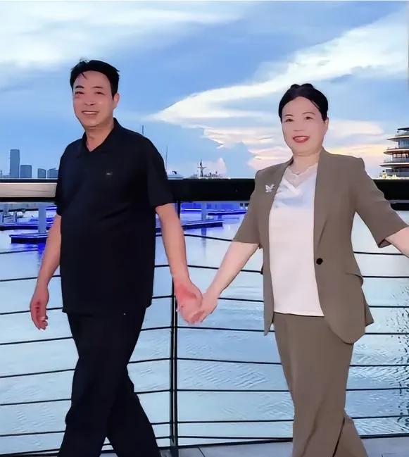 #分享城市新鲜事#
这是一张在夕阳晚霞映照出的幸福
手牵手走向美好的幸福
这才是