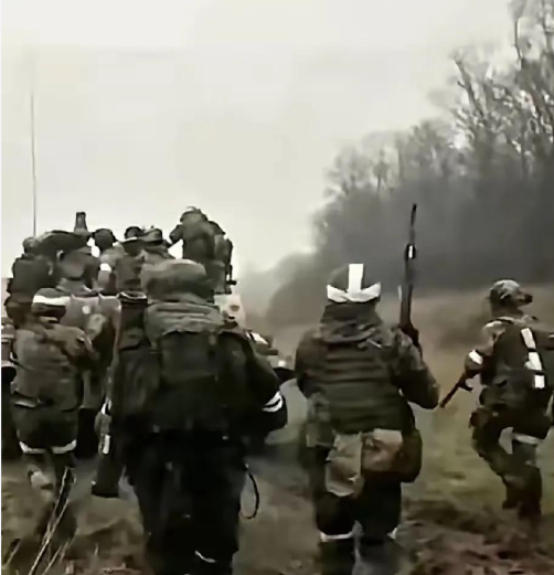 俄罗斯一旦拿下红军城，乌克兰跪地求饶也晚了！现在的乌克兰不过是在硬撑，红军城在乌