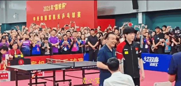 头哥忙着和领导合照，莎莎和曼昱在球台抡拍子，哈哈
今天莎莎大头曼昱三个人一起在新