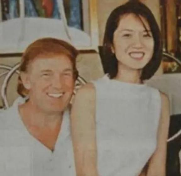 1995年，49岁的特朗普身处香港，怀中抱着一位神秘的中国女人，慵懒的坐在他的腿