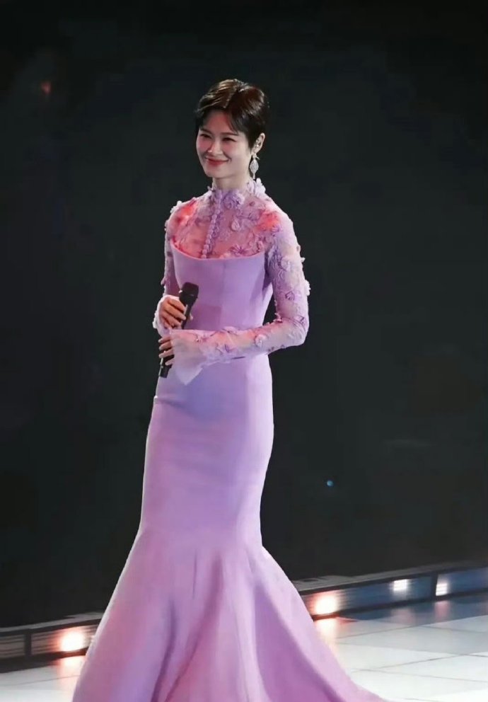 李宇春穿上粉紫色的裙子居然不适应了，还是喜欢春哥的中性美