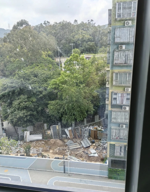今天到罗湖一个老乡的新房里参观做客。这个地方是真偏，离罗湖北地铁站步行还有接近1
