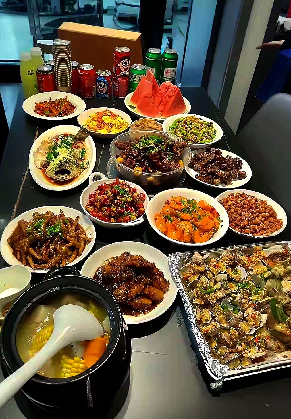 这一桌子菜，花生米都上了！就差一种东西，你知道是什么吗？