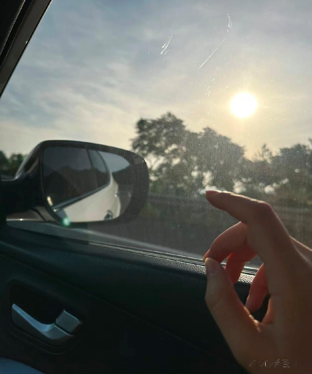 累了就出去走走，天空是你的，阳光是
你的，心情是自己给的，风景无须多美，
卸下疲