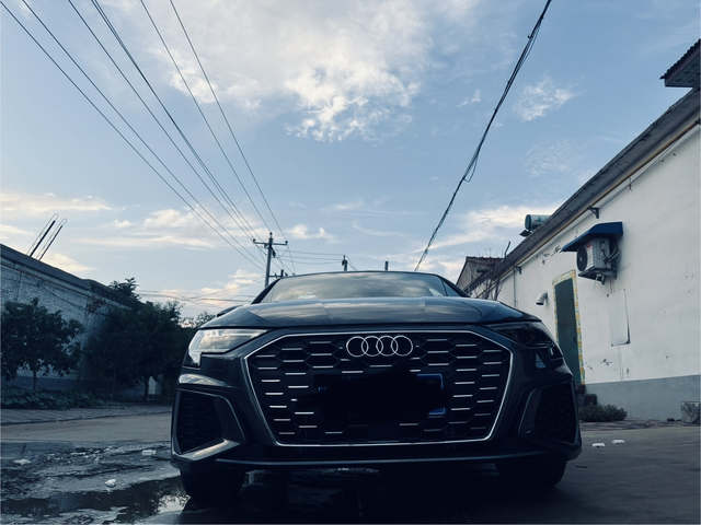 停车场里的神秘汽车
a3l 个人感觉还是非常值得入手的，油耗低车身稳，男的开也是