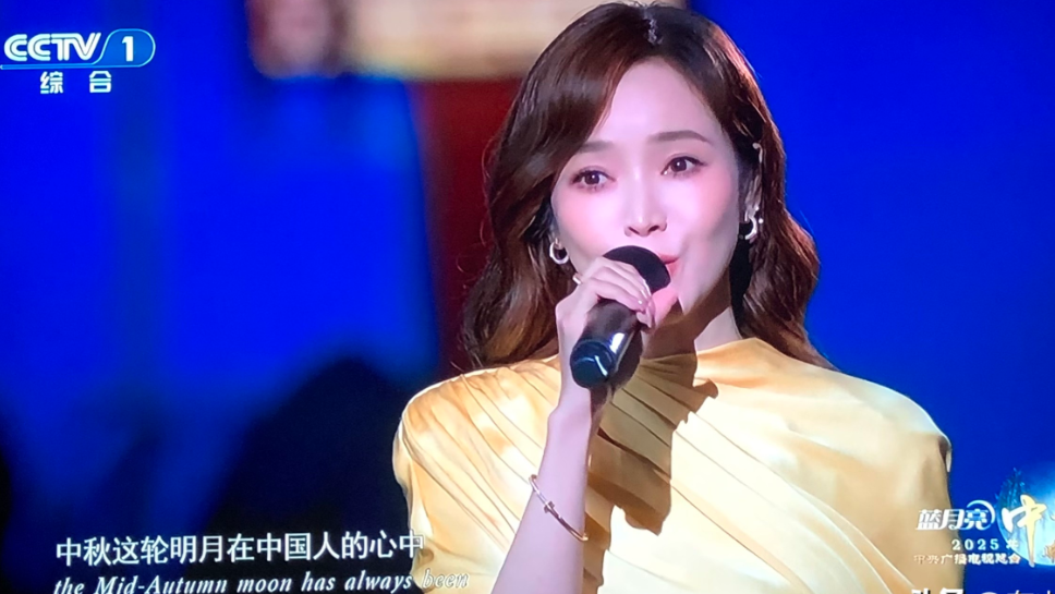 已经是两个儿子妈妈的侯佩岑登上央视中秋晚会。

2025年3月，她转发央视微博强