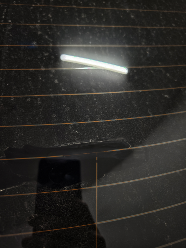 加热丝断开
各位迈腾车友你们的后档加热丝这个地方有断开的吗 不知道原车就是这样还