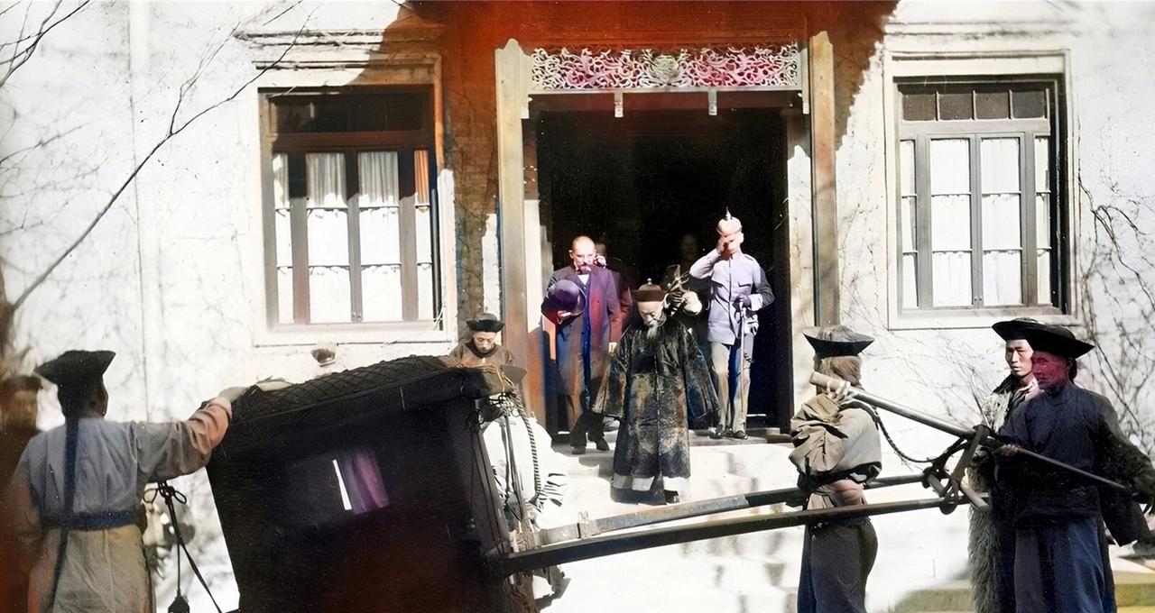 1901年，老迈的庆亲王奕劻从德国公使馆里慢悠悠地向外走。外面六人抬的轿子早已在