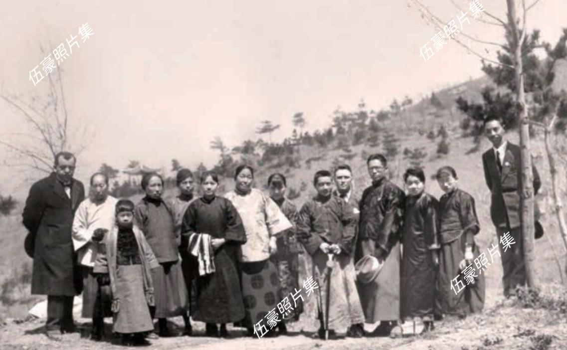 1925年4月，杨杏佛（杨铨）作为孙中山葬事筹备委员会的重要成员，陪同宋庆龄实地