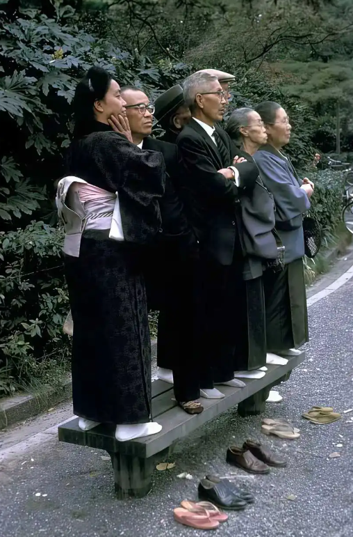 公园拖鞋，哪里来的坏习惯。