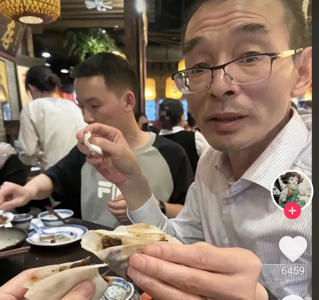 谢岳警告买家不要接近谢浩楠
从高中就想要吸血谢浩楠，现在居然想要抚养费

