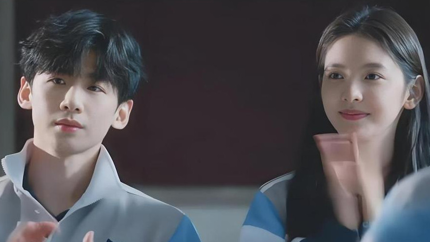 《偷偷藏不住》VS《难哄》：青春暗恋与都市治愈的碰撞