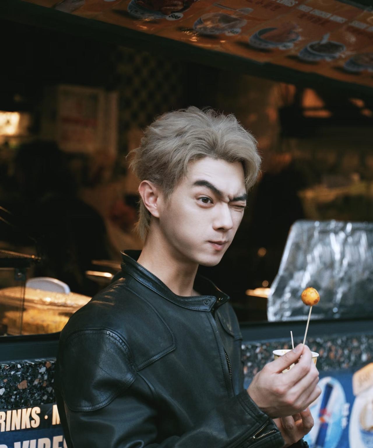 许凯一直在废墟上，也没啥可塌的了，一直喜欢谈。
只是出轨没间隙的恋爱，也没有干什