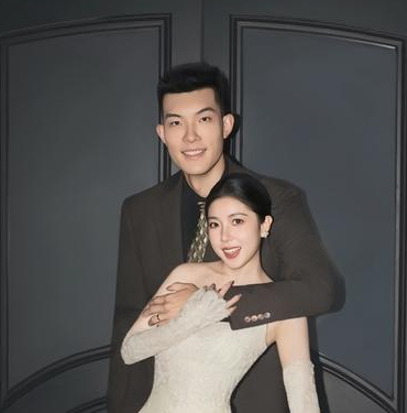 山东男篮球员郭凯已经和妻子完婚。据郭凯妻子的伴娘前女足运动员杜柯萱在社媒分享了山