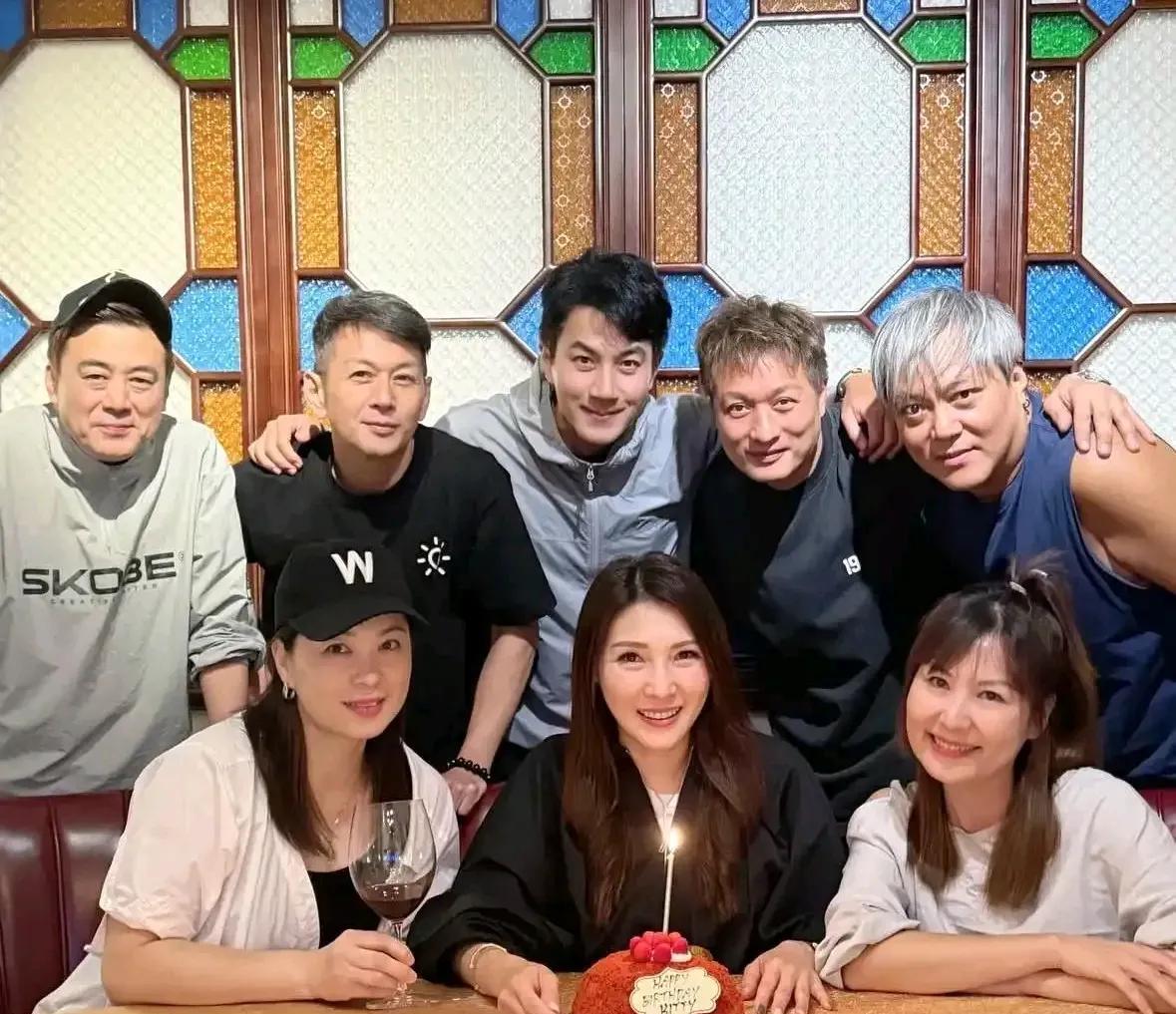 6月19号无线艺训班同学聚会，刘恺威成了“显眼包”。他穿件灰防晒衣，没化妆没造型
