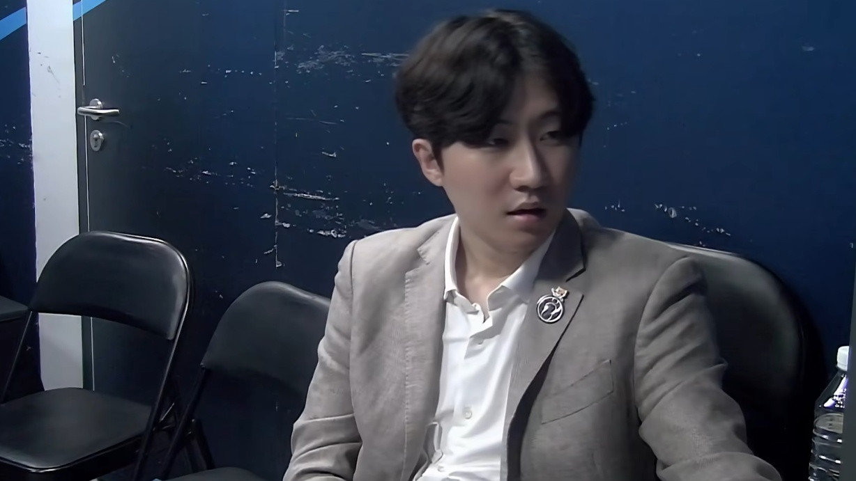 LPL引入冠军教练，曾强势宫斗Faker，后被T1放弃，执教水平被质疑