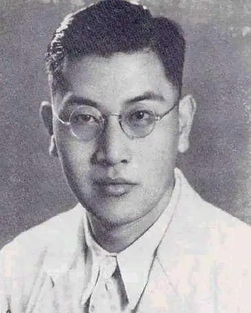 1930年，25岁的《雨巷》诗人戴望舒，站在楼顶上，对着楼下一名20岁的少女哭喊