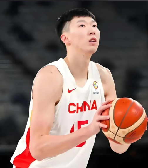 说实话，我是不配说人家周琦技术不行，毕竟他目前还是中国男篮第一中锋，但是我想说的