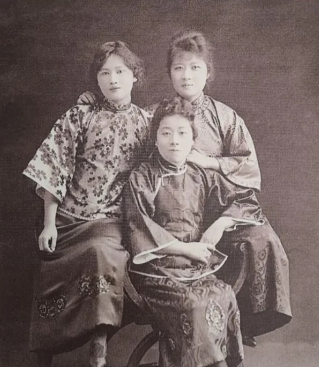 1914年，宋霭龄与孔祥熙完婚，洞房花烛夜，一伙人儿前来闹洞房，有人趁乱扯下她的