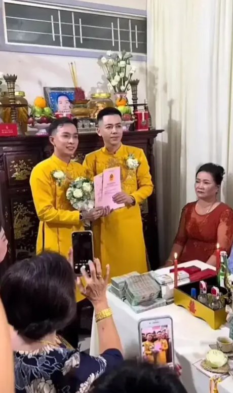 这两家的祖坟都冒了烟。