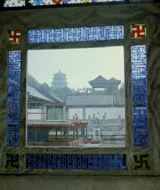 1959年，北京颐和园，可见万寿山上的佛香阁。