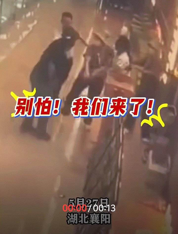 湖南襄阳，一男子在商场内明目张胆的骚扰一名女店员，但女店员却没有选择忍气吞声，而