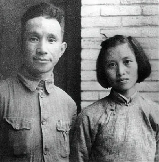 上海解放后，粟裕将军带着妻子楚青逛马路，在路过一个咖啡厅的时候，粟裕突然指着这家
