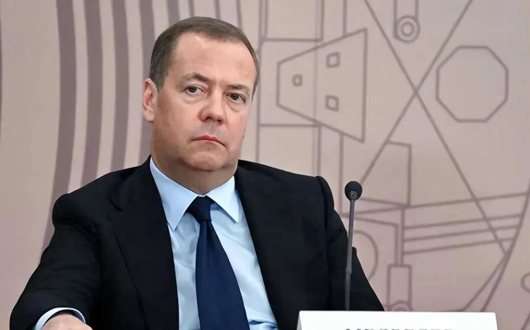 梅德韦杰夫警告特朗普，尽管放马过来，他会让美国明白两个道理