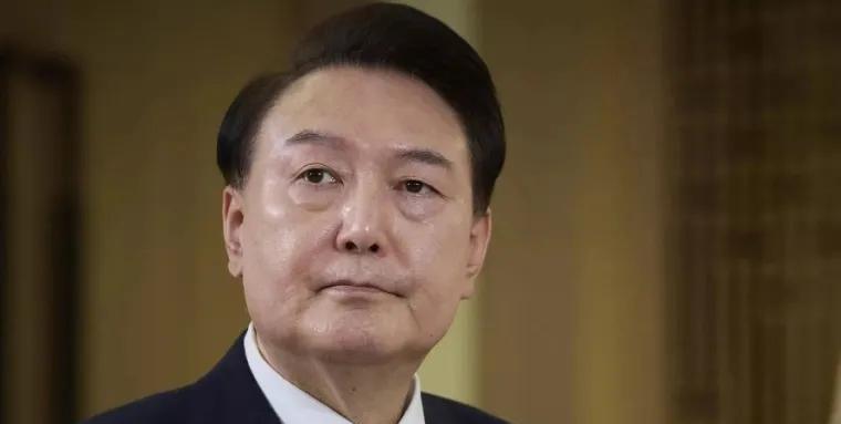 尹锡悦4月4日被罢免后，现在已经都7日了，尹锡悦还稳稳地待在首尔龙山总统官邸。之