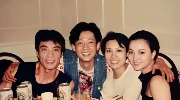 九十年代，刘威、王志文，徐幸，周笑莉在一起，亲切交谈，笑容满面，举止温柔，笑容灿