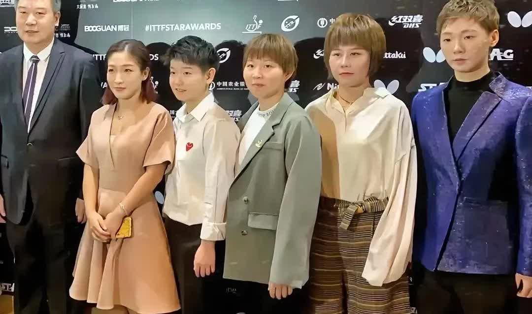 这张照片拍摄于6年前，他们是：王曼昱、陈幸同、朱雨玲、孙颖莎、刘诗雯和李隼。
