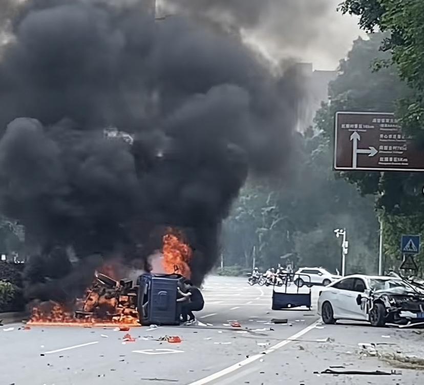 车都烧成这样了，里面竟然有人
黑衣男子冒着大火从车里拉出一个人，司机伤得不轻，腿