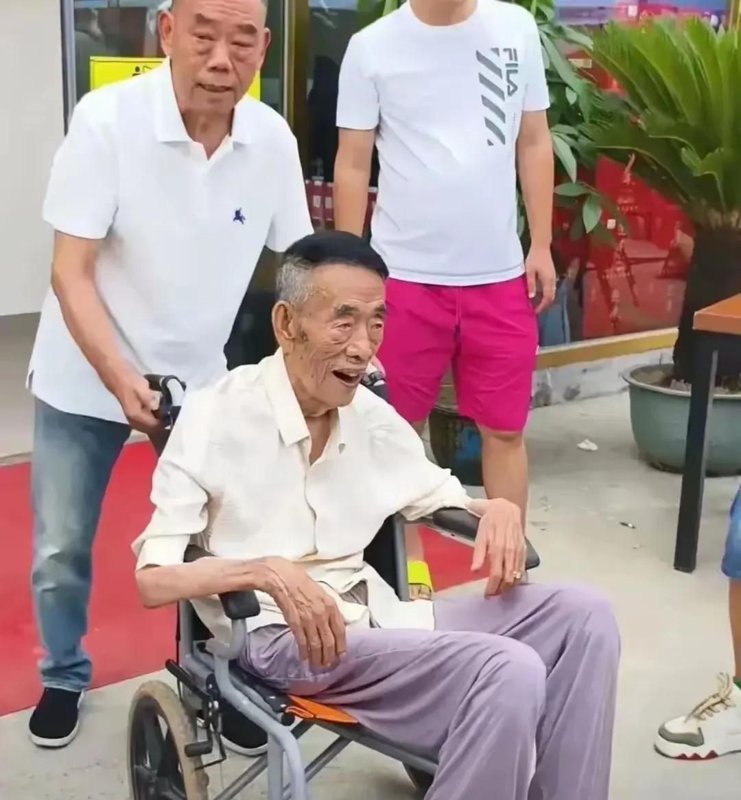 杨少华老师的这位儿子，我不知道叫什么名字，因为很喜欢杨老师的相声，风趣幽默的表演
